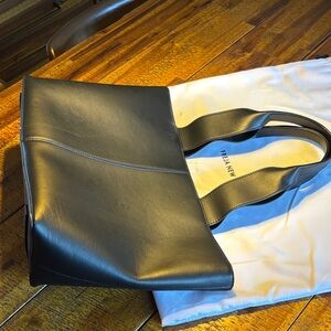 FREYA NEW YORK Sleek Black Leather Tote - Everyday Carry